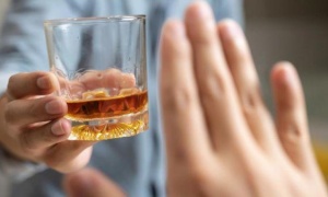 Mieszkańcy czują się zagrożeni. Pijący alkohol w tle