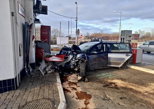 Wjechał w dystrybutor celowo?