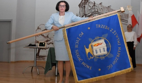 Nowy sztandar I LO w Legnicy. Ufundowali go maturzyści rocznika 2026 (FOTO)