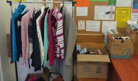 Kącik z odzieżą dla potrzebujących w MOPS