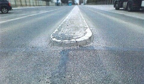 Kierowcy nie trafią w drogę… Niewidoczne krawężniki i widoczny problem