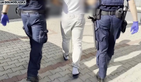 Policjanci zatrzymali dwóch pseudokibiców podejrzanych o pobicie i pozbawienie wolności mężczyzny