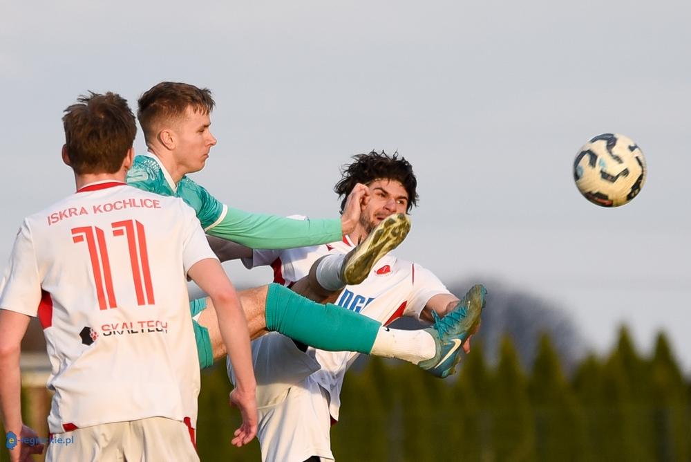 Liderzy okręgówki punkty kasują bez walki