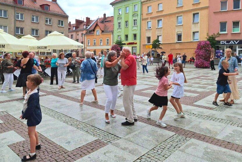 Złotoryja bawi się... Czas na potańcówkę w Rynku, wcześniej spacer i kino 