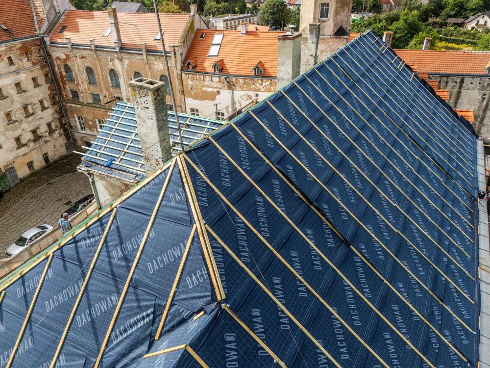  Ostatnie dwa segmenty dachu Zamku Piastowskiego w remoncie