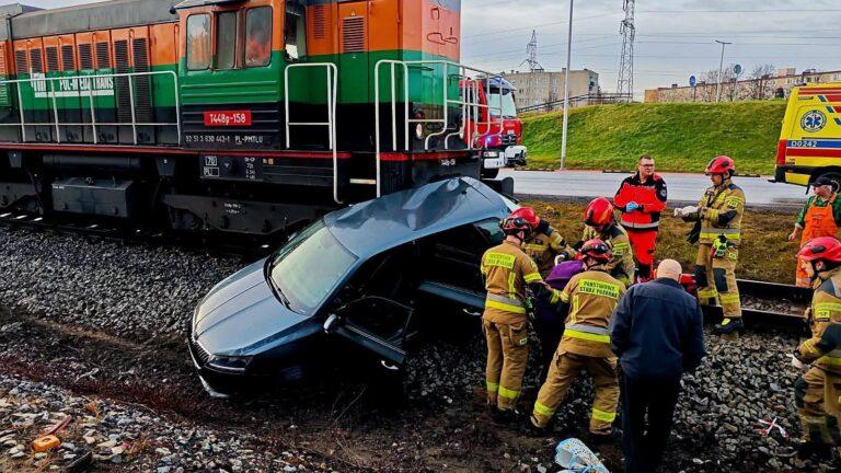 Osobówka wjechała pod pociąg