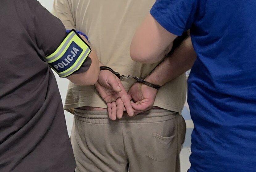 Zajechał drogę i wysiadł z maczetą. Chwilę później rzucił się do ucieczki