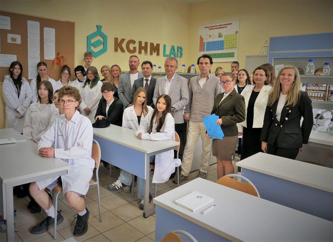 W Bolesławcu rusza KGHM LAB. Nowa pracownia chemiczno-fizyczna dla uczniów I LO od Polskiej Miedzi