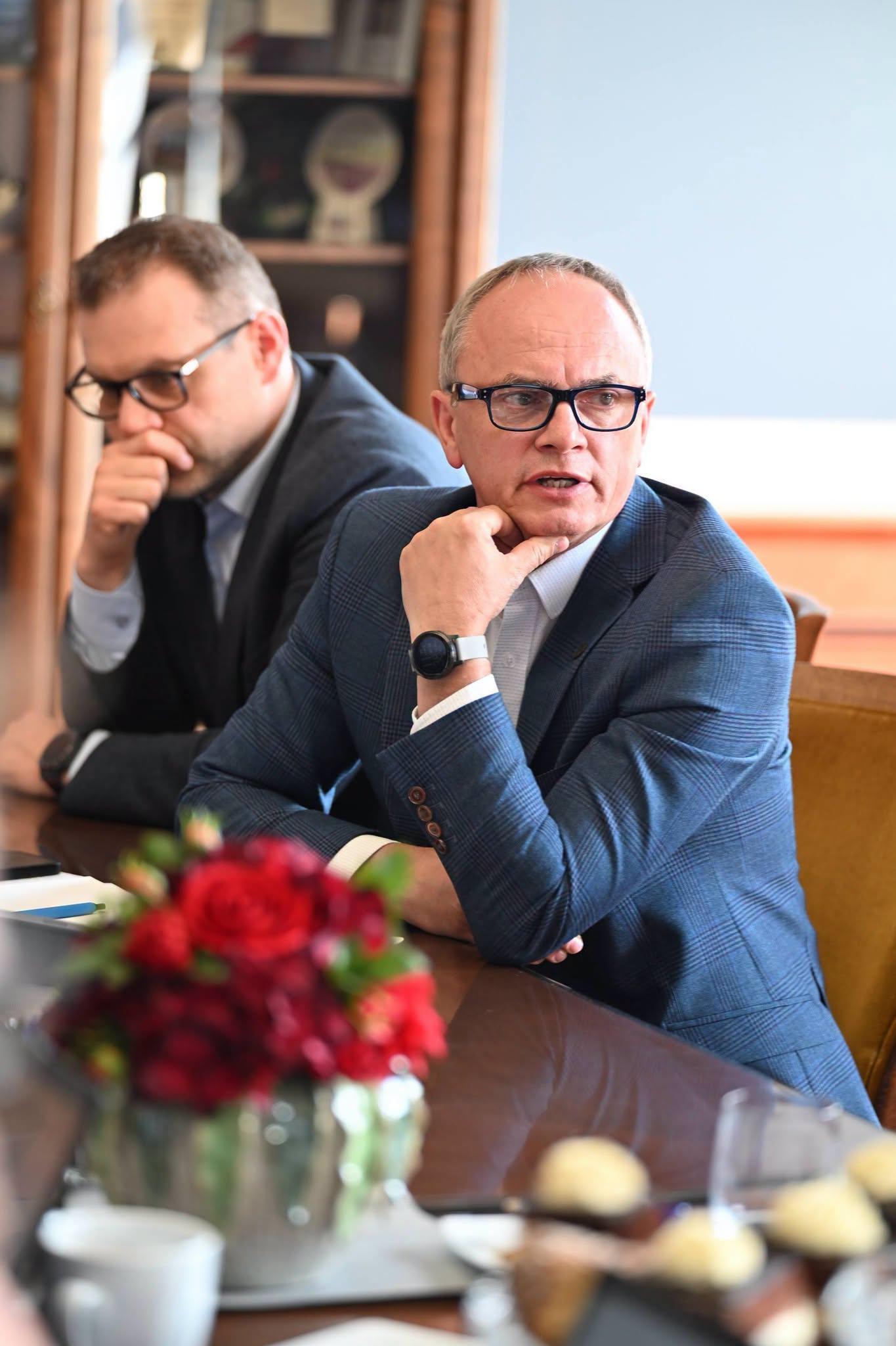 Kolej wraca na pierwszy plan. PKP PLK przy jednym stole z samorządowcami Zagłębia Miedziowego