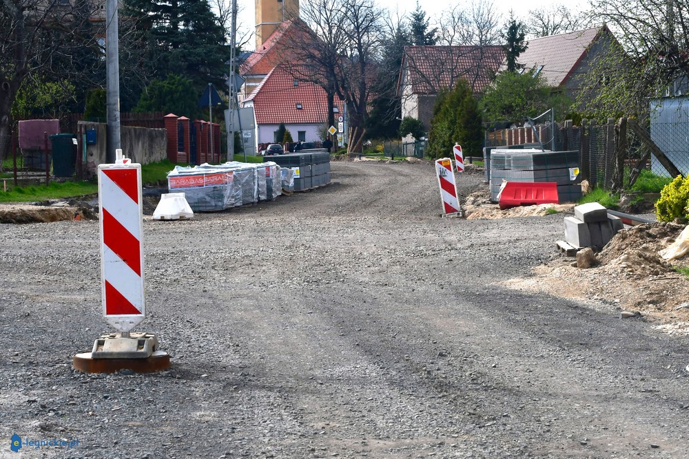 Trwa remont drogi w Męcince (FOTO)