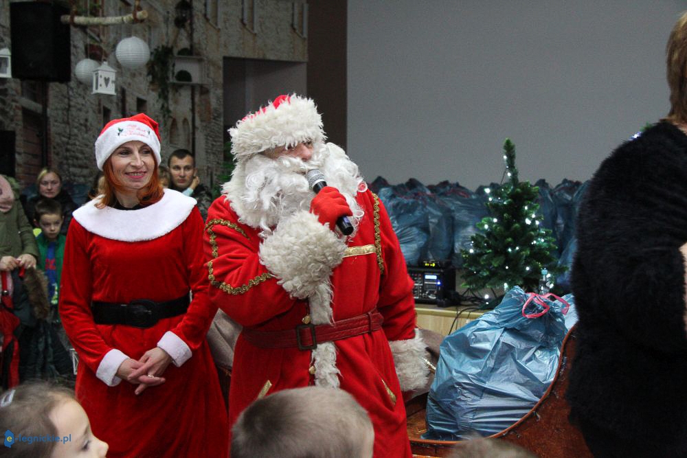 Św. Mikołaj już rozdawał wory prezentów... (FOTO)