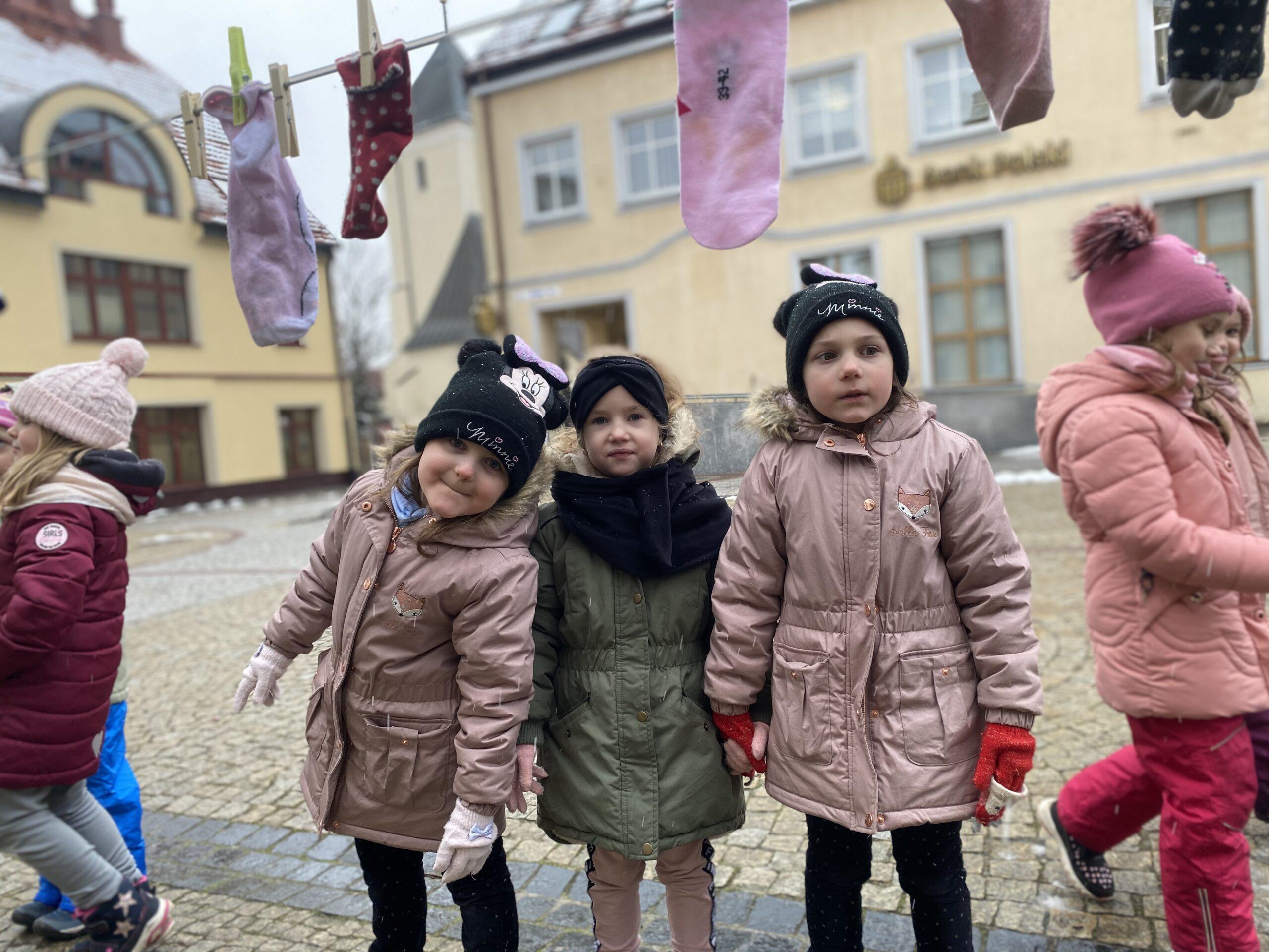 Kilkaset skarpetek w geście solidarności