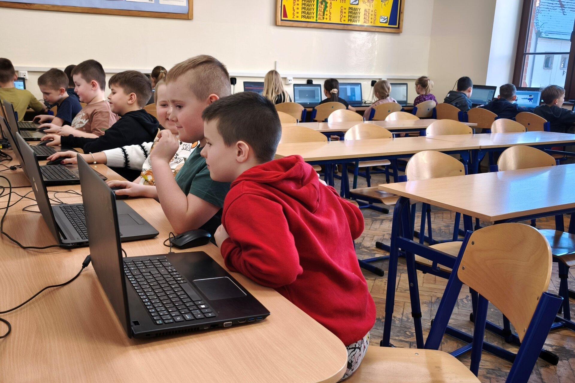 Lekcje na lepszych komputerach. Złotoryjscy uczniowie skorzystają też z pracowni AI 