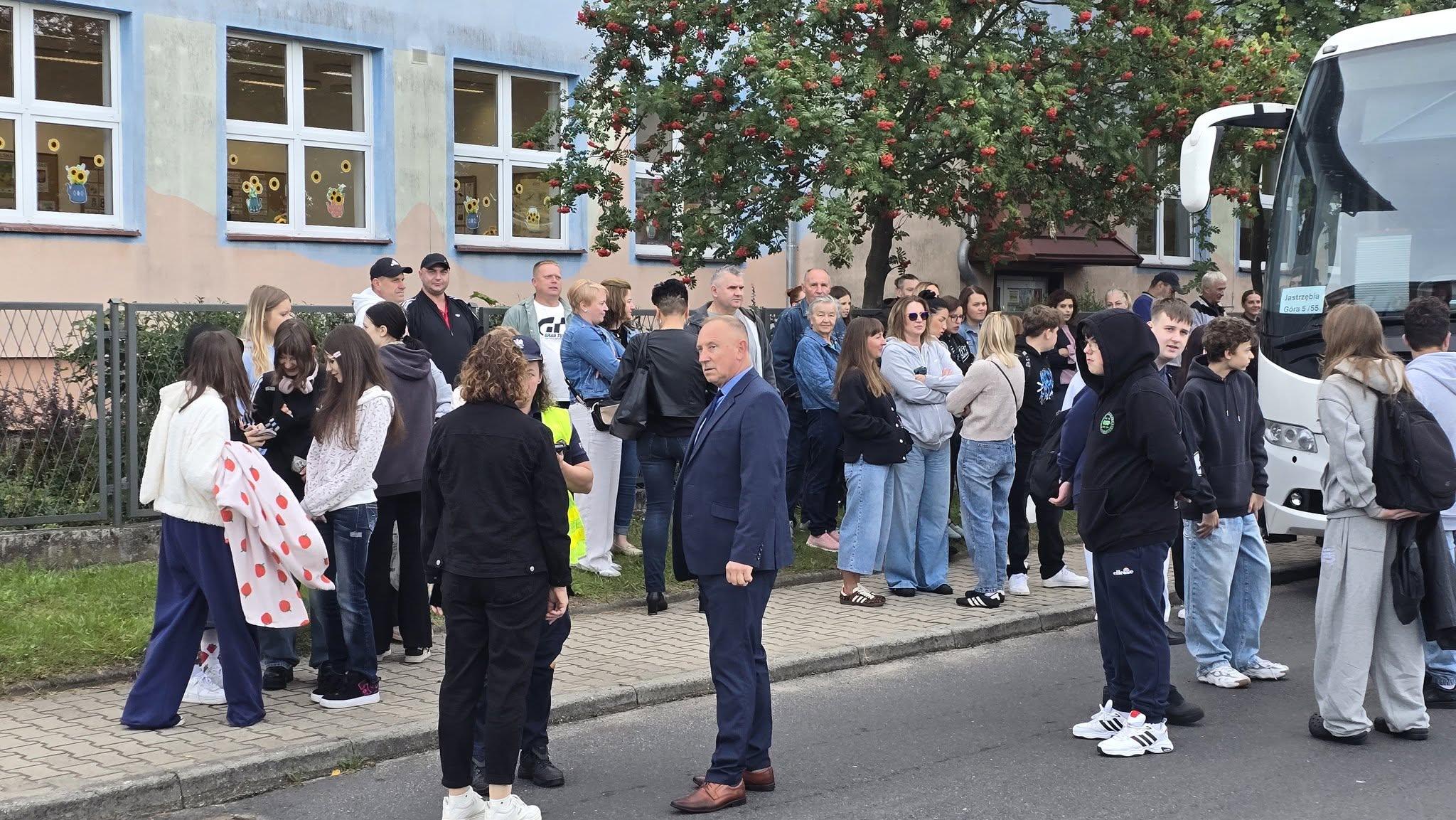 Szkolne ławki zamienili na plażę. 333 uczniów z Rudnej ruszyło nad Bałtyk