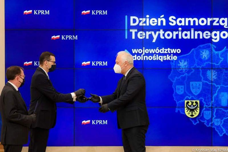 Premier M.Morawiecki docenił zasługi prezydenta T. Krzakowskiego dla rozwoju samorządu