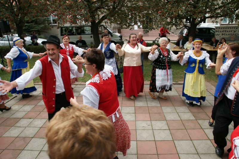 Folk biesiada nad jeziorem