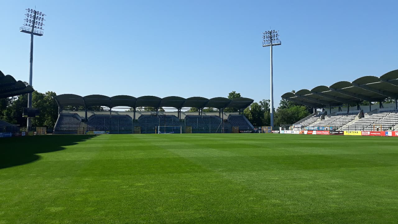 Dywan na stadionie w Legnicy. Tak wybrali piłkarze 1. ligi!