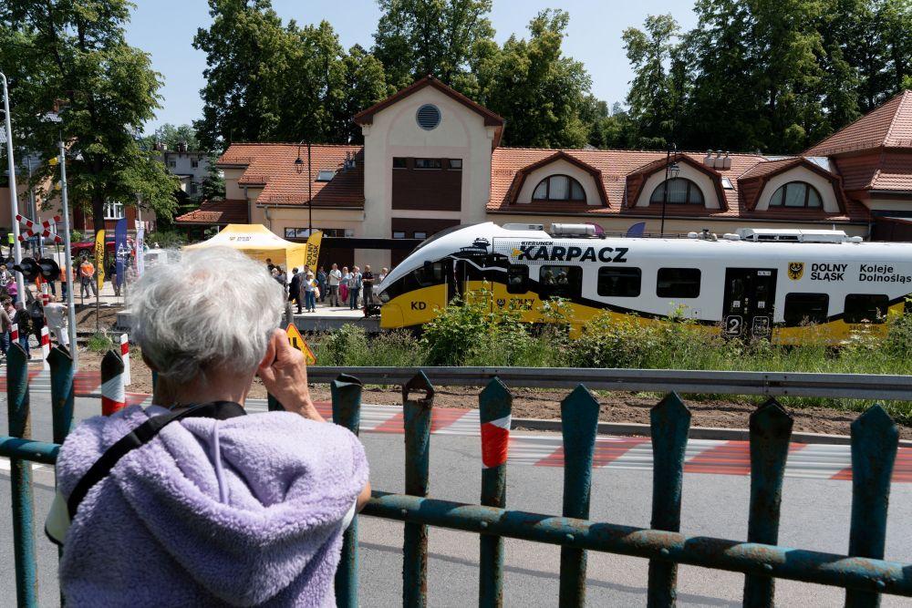 Ponad 140 tysięcy osób dojechało już do Karpacza. Wielki sukces i renesans kolei na Dolnym Śląsku trwa w najlepsze!