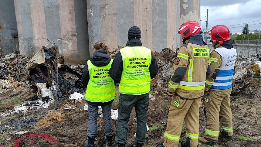 Nielegalnie odpady zakopane w Ścinawie