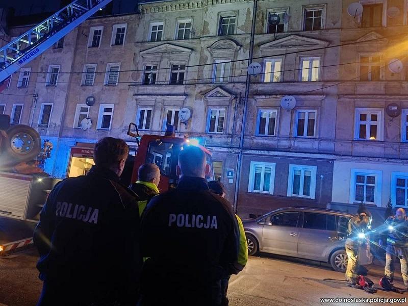 Policjanci uratowali lokatorów płonącej kamienicy