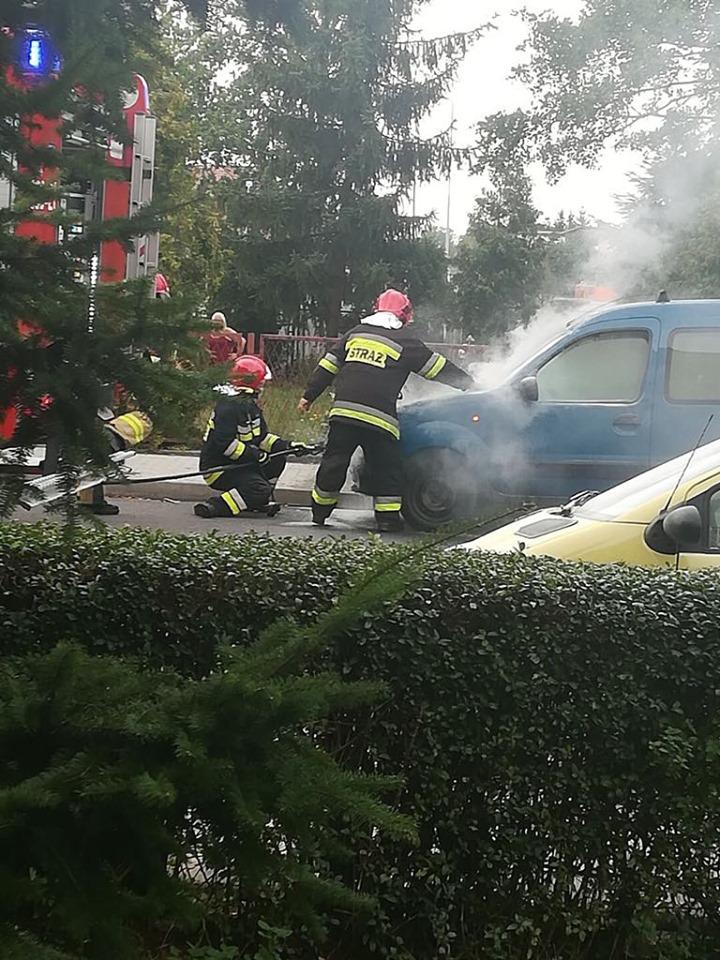 Zapaliło się auto... (FOTO, FILM)