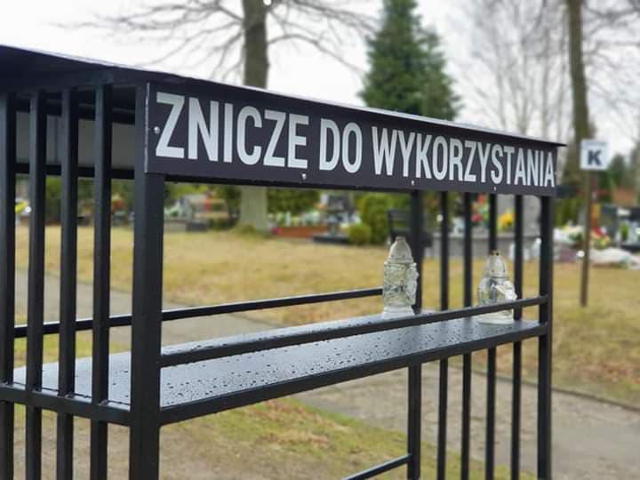 Posłuchali mieszkańców i... jest regał na znicze