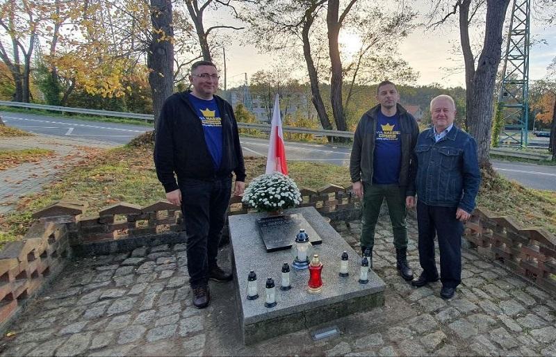 Akcja Nowej Nadziei - sprzątanie miejsca pochówku polskich żołnierzy