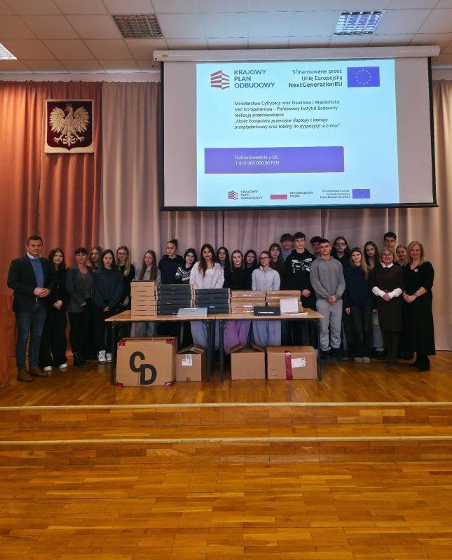 Nowoczesny sprzęt dla uczniów szkół powiatowych (FOTO)