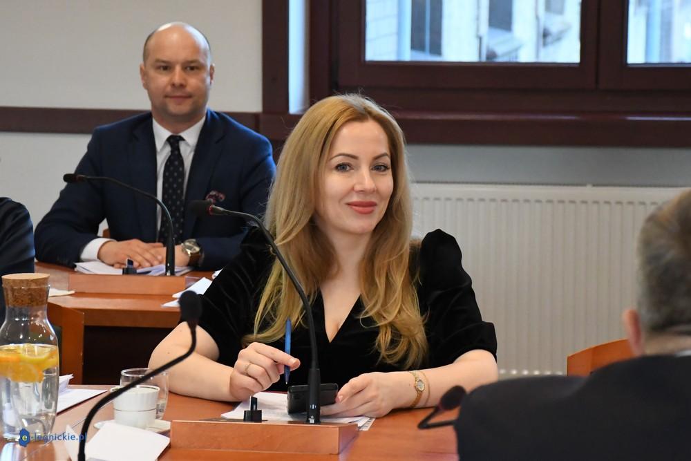 Pustostany w Legnicy. Radna Rabczenko pyta o liczby