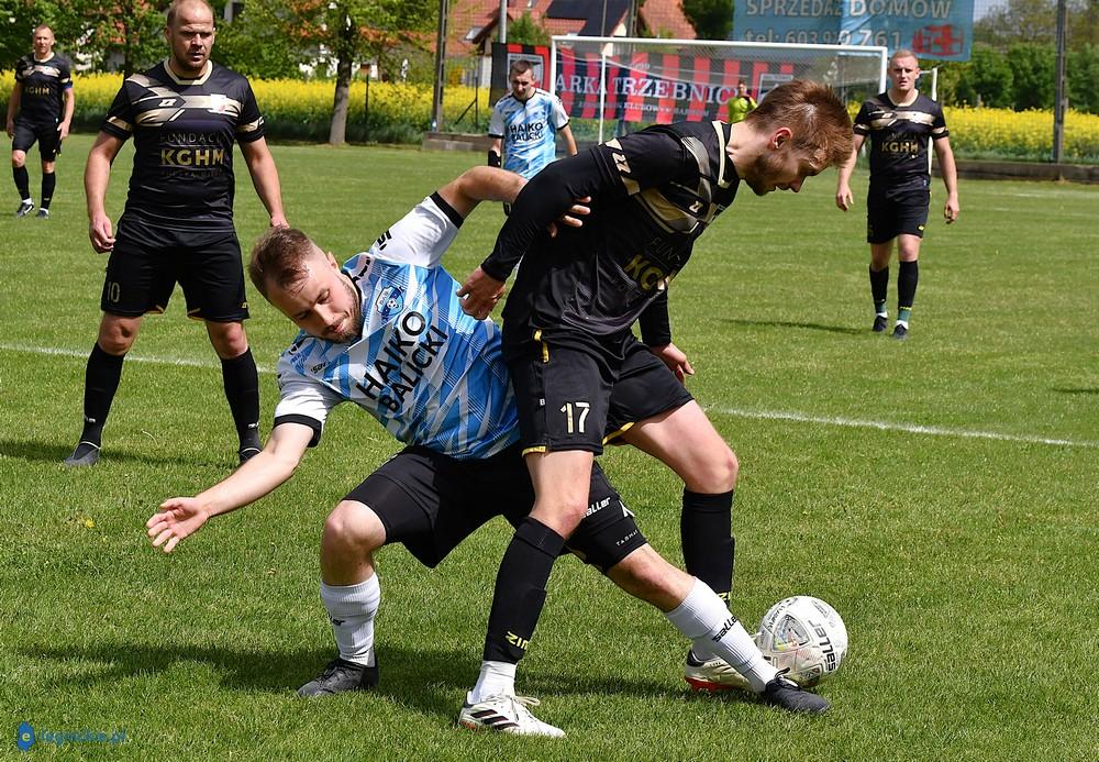 Dębowi pokonali Arkę. Twarda walka w A-klasie (FOTO)