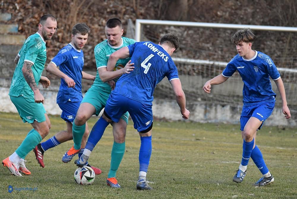 Konfeks oderwał się od strefy spadkowej (FOTO)