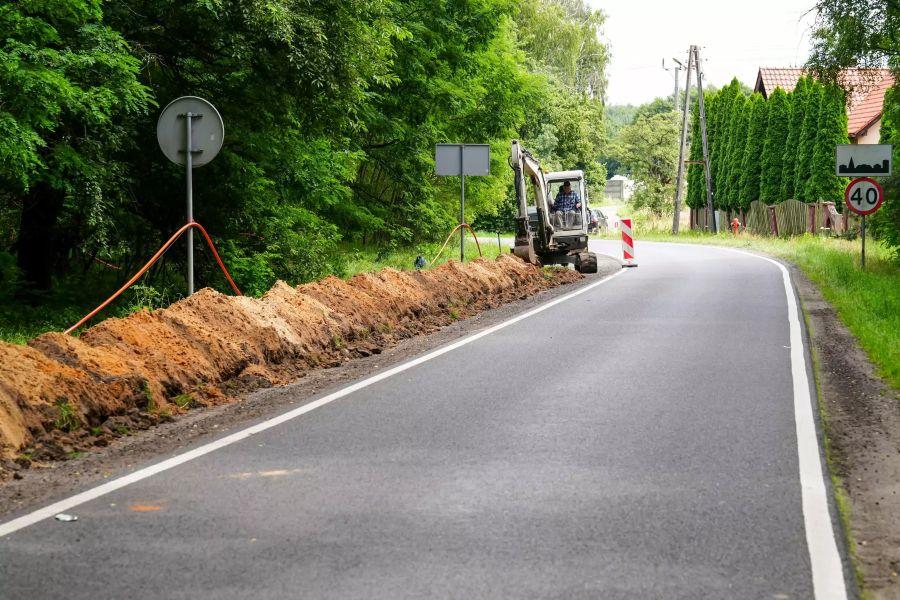 Światłowód kładą ekspresowo. KGHM dofinansował inwestycję