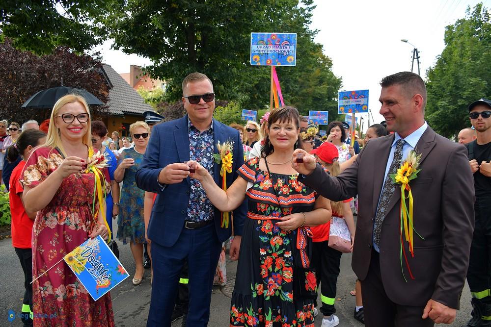 Dożynkowy korowód w Prochowicach (FOTO)