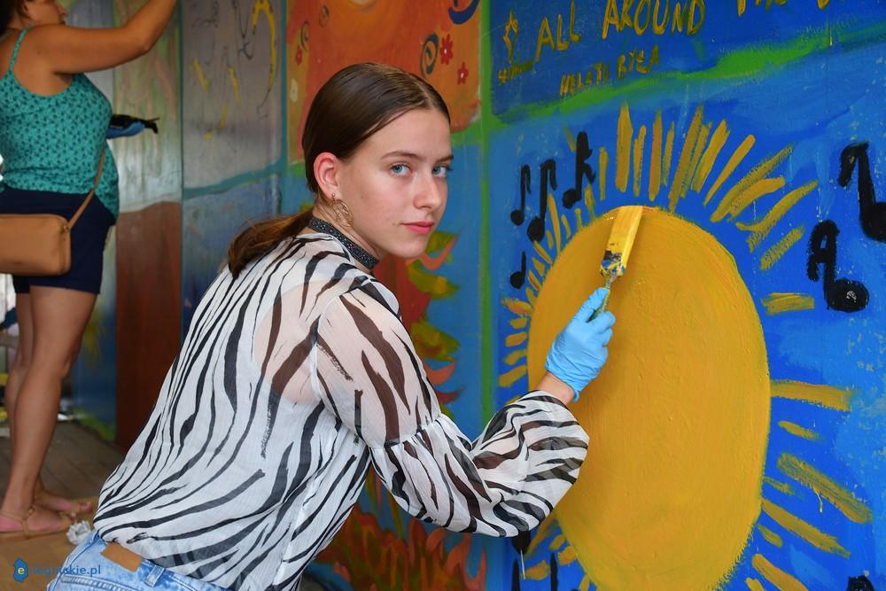 Legniczanie malowali Słoneczny Mural (FOTO)