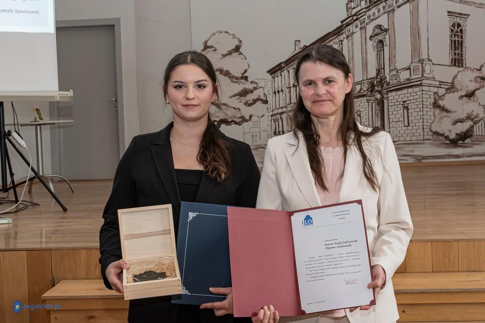 Rekordowe średnie: maturzyści z 1 LO w Legnicy zakończyli rok (FOTO)