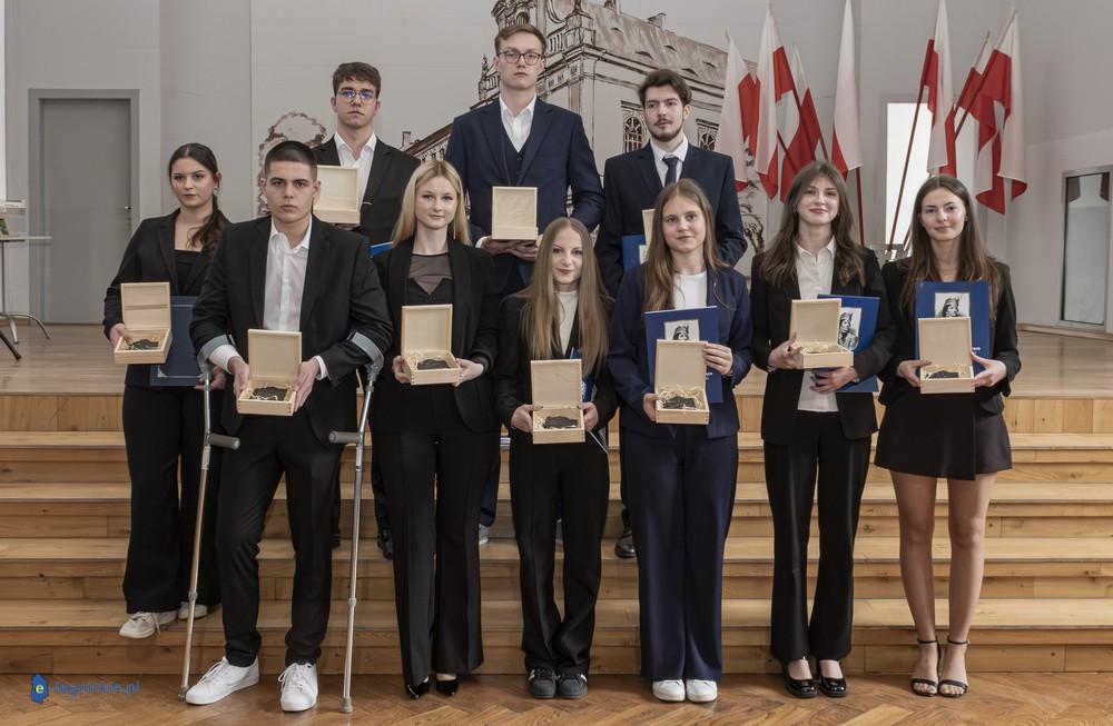 Rekordowe średnie: maturzyści z 1 LO w Legnicy zakończyli rok (FOTO)