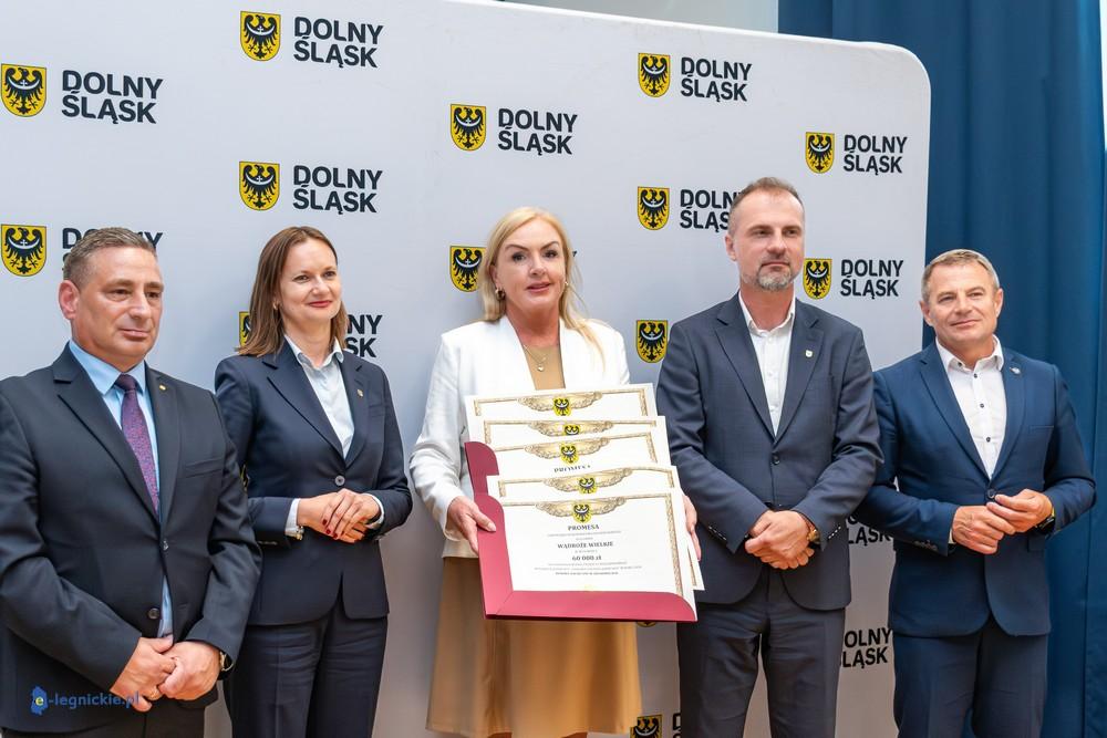 Wądroże Wielkie z 5 promesami. „Małymi krokami realizujemy nasz plan na gminę” 