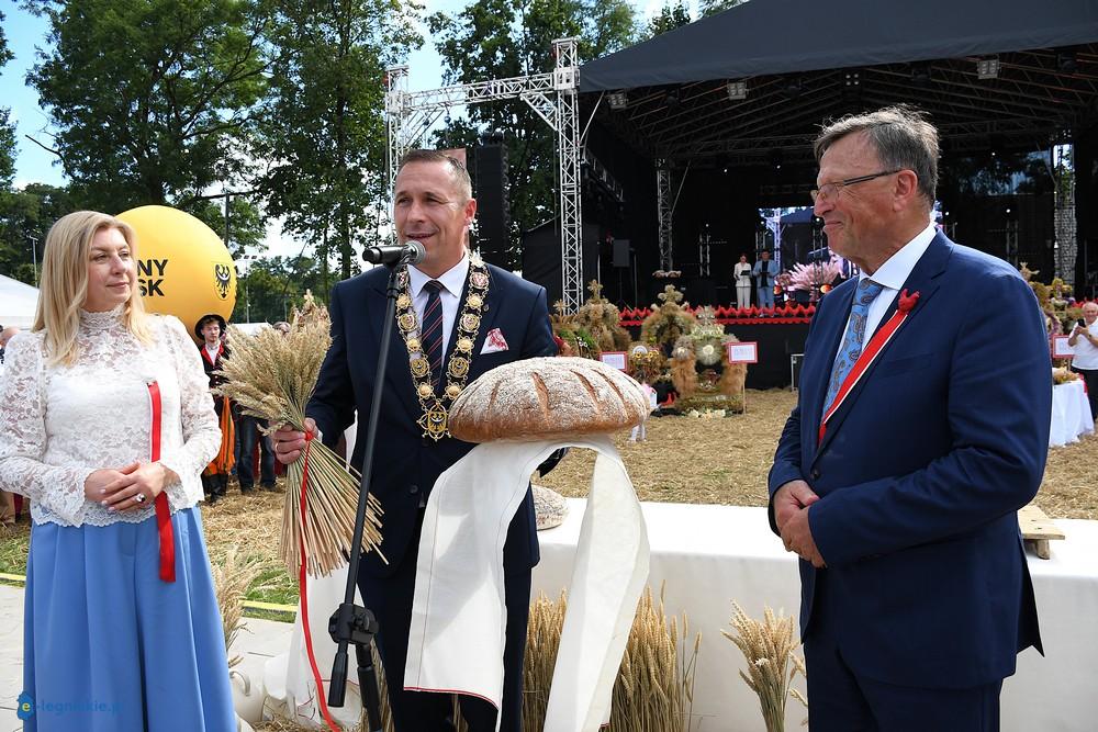 Rolnicy hucznie dziękowali za plony. Samorządowy polonez robił wrażenie(FOTO)