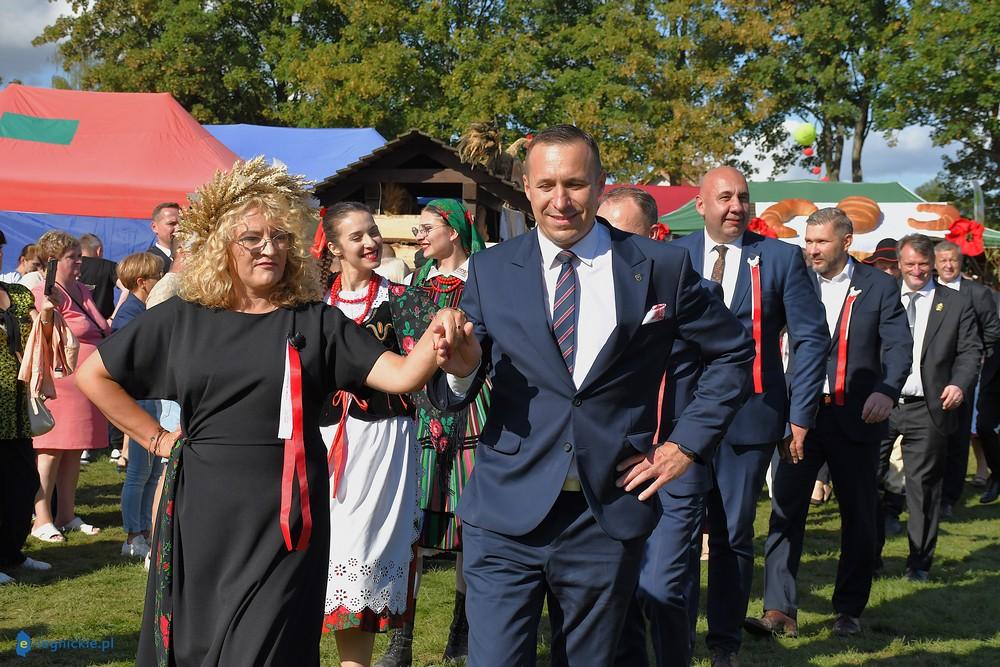 Rolnicy hucznie dziękowali za plony. Samorządowy polonez robił wrażenie(FOTO)