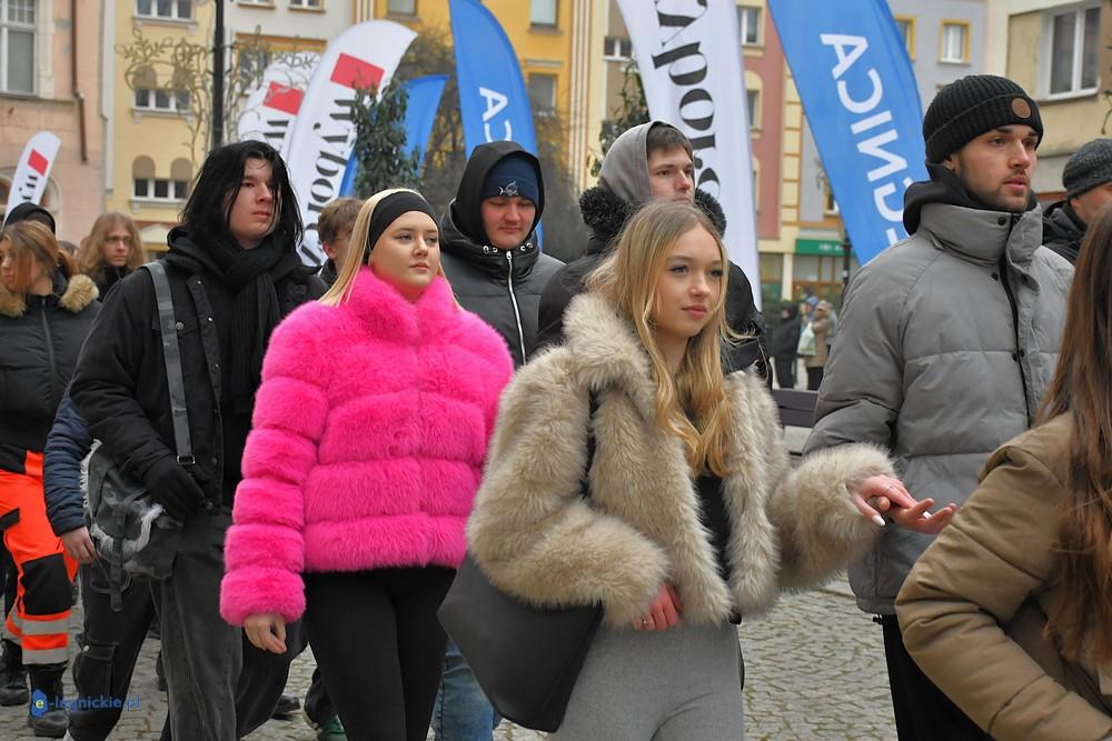 Legniccy maturzyści zatańczyli poloneza na Rynku (FOTO)