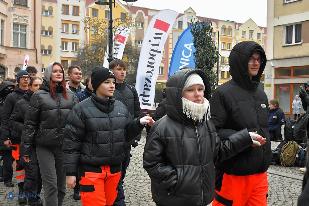 Legniccy maturzyści zatańczyli poloneza na Rynku (FOTO)