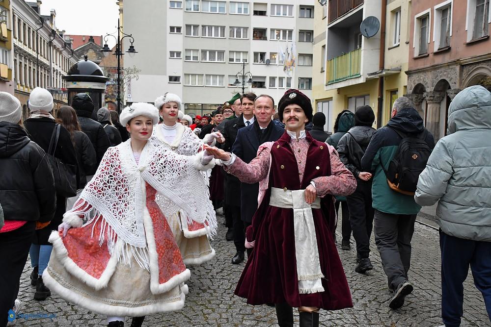 Maturzyści zatańczyli poloneza na legnickim rynku (FOTO, FILM)