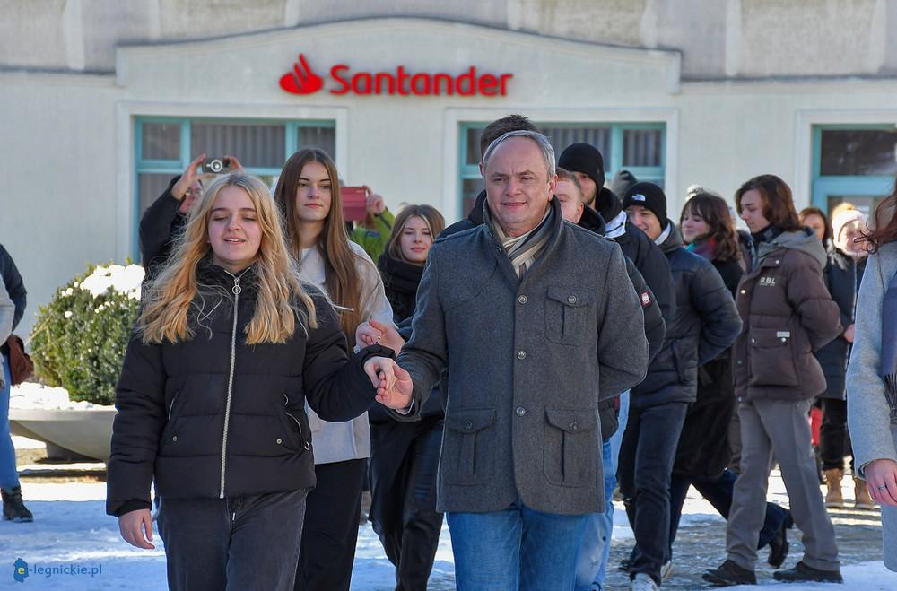 Polonez na śniegu z burmistrzem i starostą (FOTO)