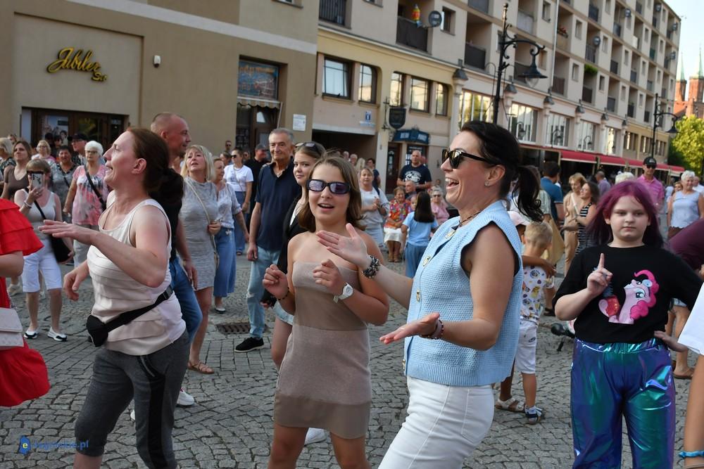 Tak się bawią Legniczanie. Rynek znów zamienił się w wielki parkiet (FOTO)