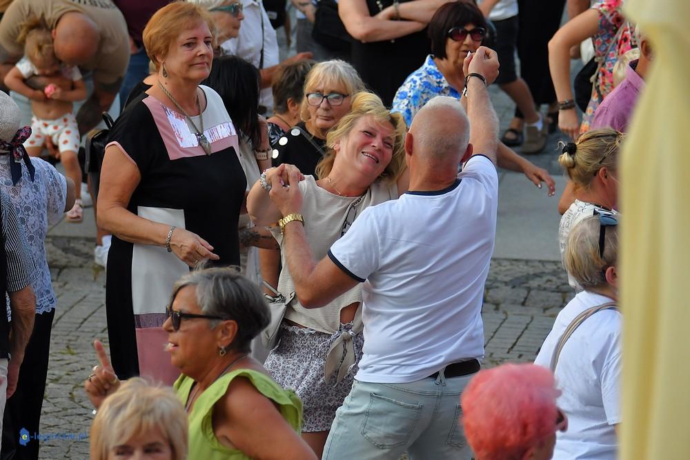 Tak się bawią Legniczanie. Rynek znów zamienił się w wielki parkiet(FOTO)