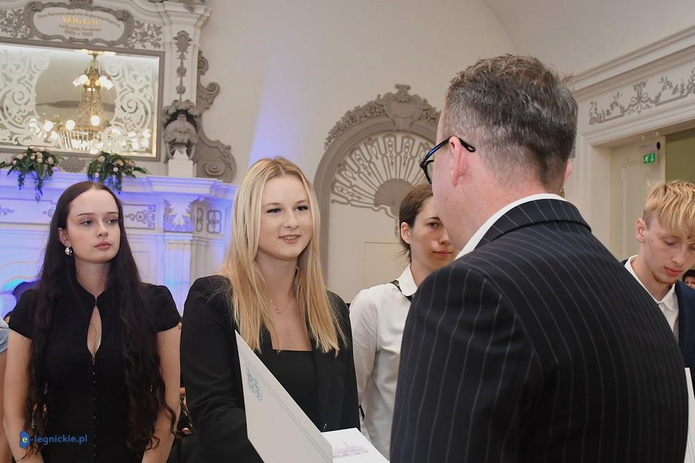  Start roku szkolnego w Legnicy. 242 uczniów otrzymało stypendia (FOTO)