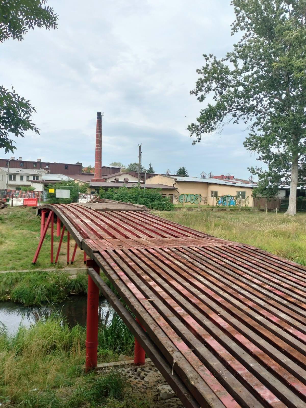 Dwie kładki zamknięte! Piesi muszą zmienić trasę. Ruszył remont za blisko 300 tys. zł
