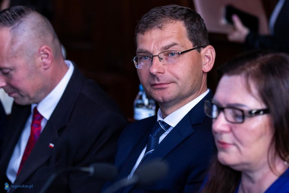 Tarasują chodnik, ale zakazu nie będzie. Trzeba wzywać policję