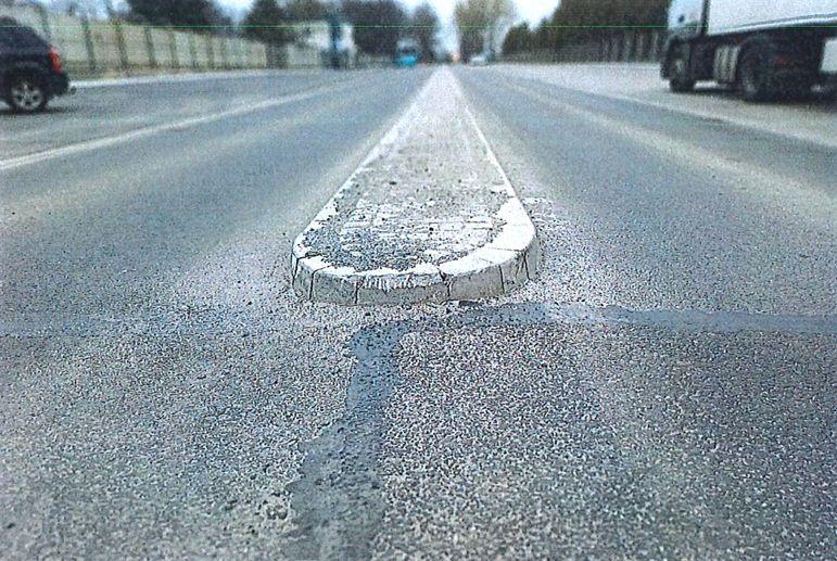 Kierowcy nie trafią w drogę… Niewidoczne krawężniki i widoczny problem