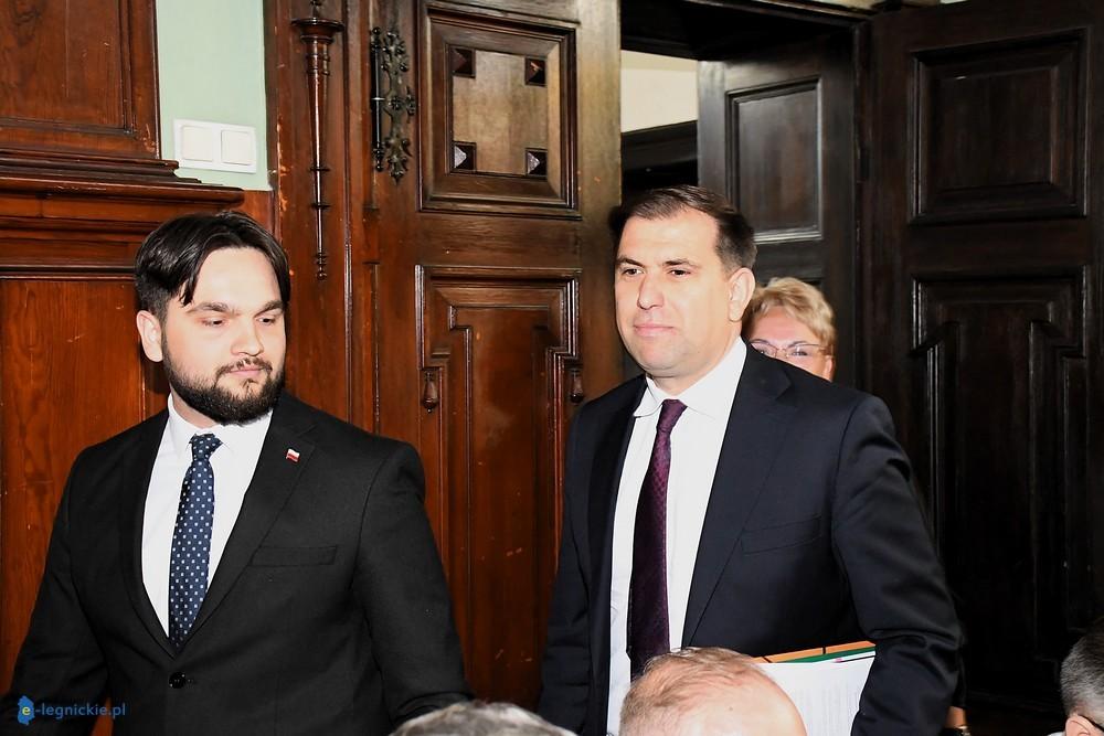 Regionalna Izba Obrachunkowa pokazała radnym opozycji czerwoną kartkę. E.Bera triumfuje